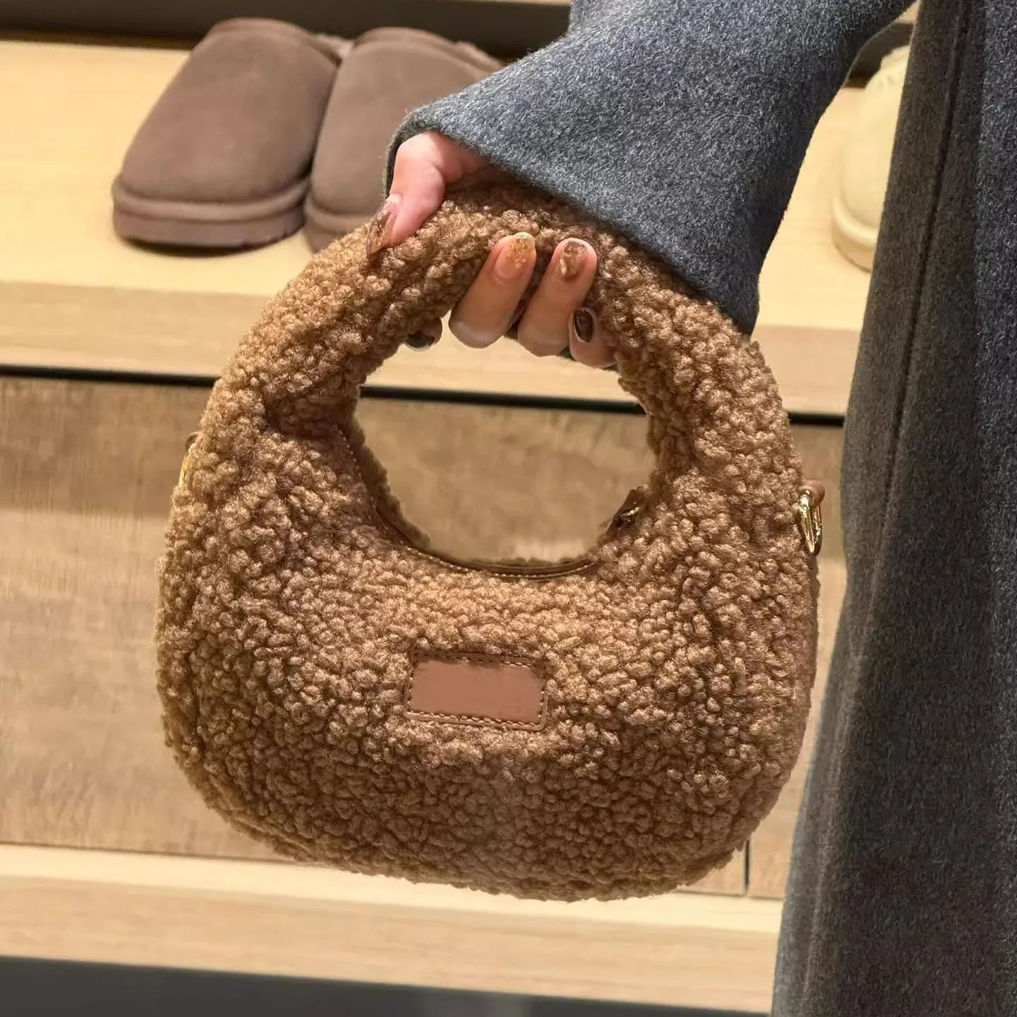 Half Moon Bag Suede - 반달 디자인 양털 핸드백 클러치백 여성용