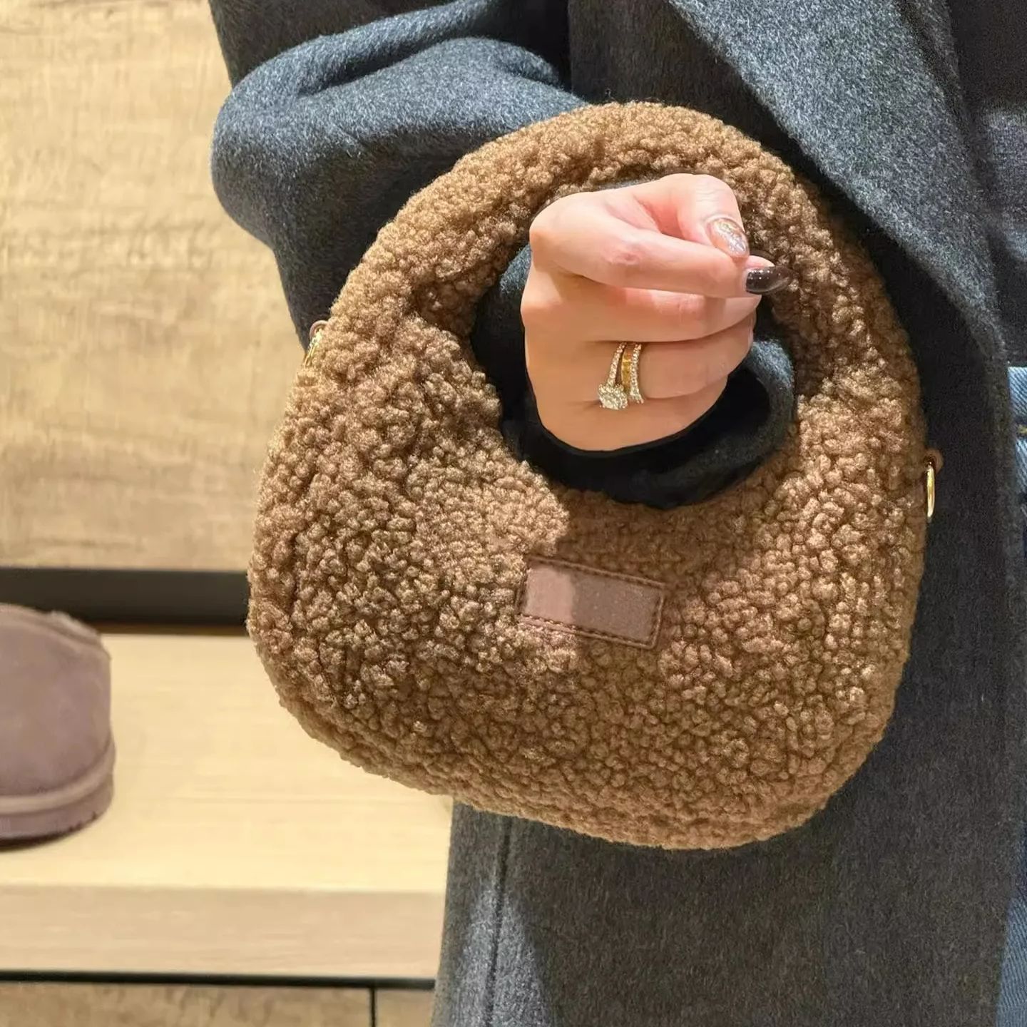 반달 디자인 양털 핸드백 클러치백 여성용 2025 겨울 - Half Moon Bag Suede 리뷰 및 가격